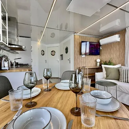 Na Wodzie - 36 Houseboats *