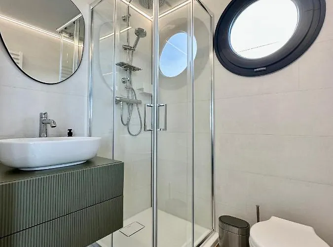 Na Wodzie - 36 Houseboats *