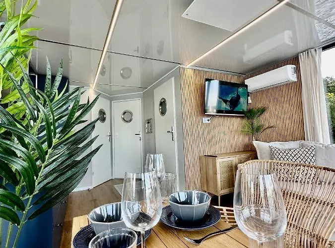 Na Wodzie - 36 Houseboats